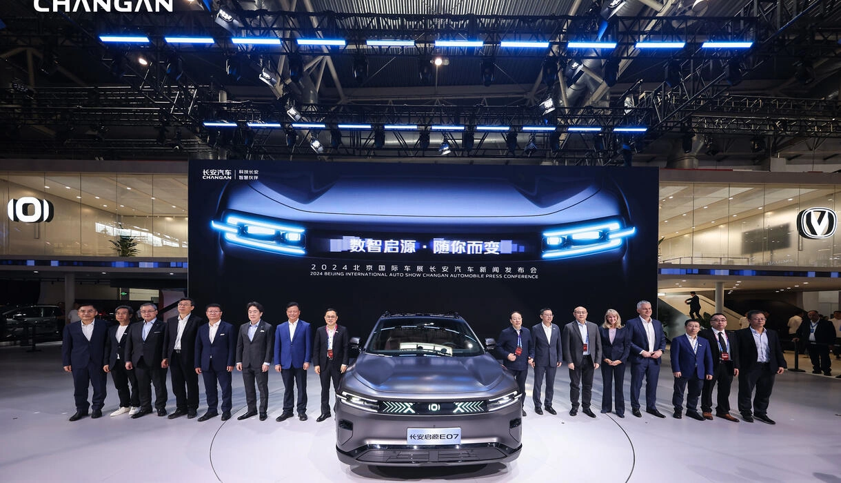 Changan представил первый в мире серийный автомобиль-трансформер Nevo E07
